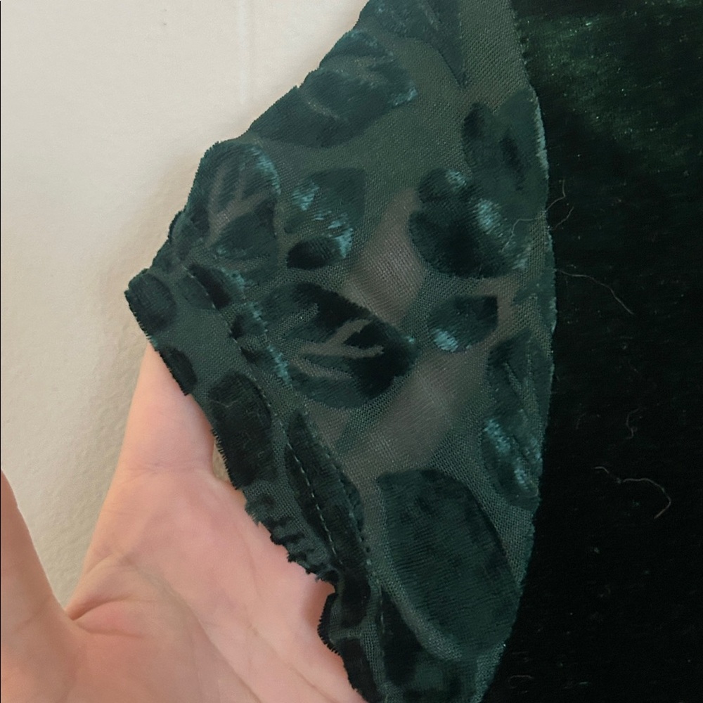 Beautiful vintage velvet emerald green dress with floral burnout pattern. - Picture 11 of 11